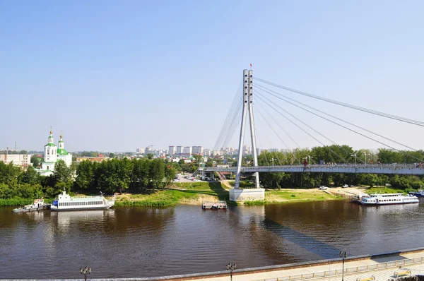 A ponte de cabo de pé ficou em Tyumen, Rússia. Ponte dos amantes — Fotografia de Stock