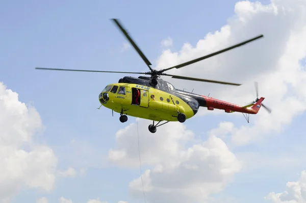 Flyguppvisning "på besök på utair". Tyumen, Ryssland. 16.08.2014. mi-8 — Stockfoto