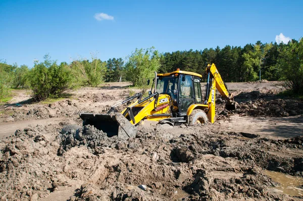 2021年7月6日 俄罗斯蒂门 拖拉机 挖掘机 推土机陷在岸上的沙子和粘土中 — 图库照片
