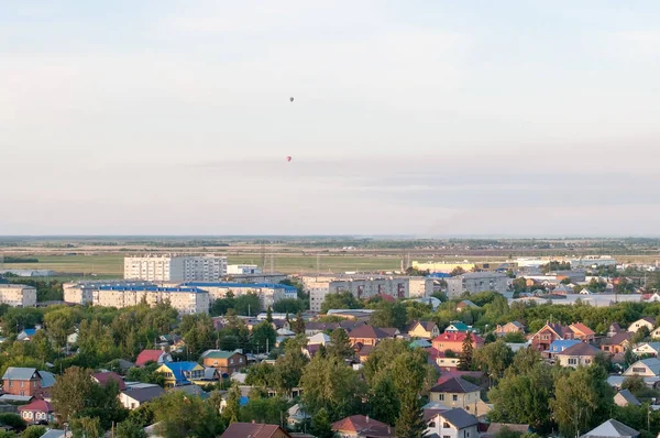 气球飞越城市上空 — 图库照片