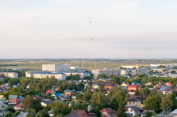 气球飞越城市上空 — 图库照片