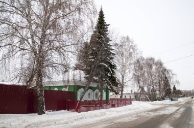 Rusya 'nın Tyumen kenar mahallelerinde birkaç köy evi.