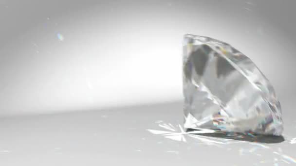 Grand diamant ou gemme tombant et roulant vers le bas 