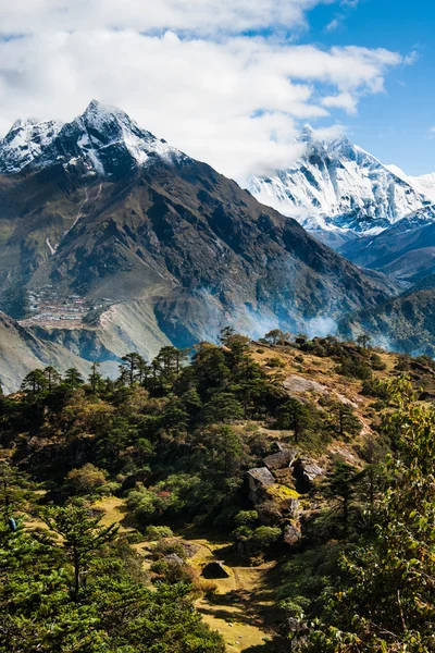 Lhotse, Lhotse shar peaks village and forest in Himalayas — Stock Photo, Image