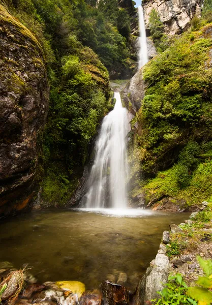 Cascada en el Himalaya: hermoso paisaje —  Fotos de Stock