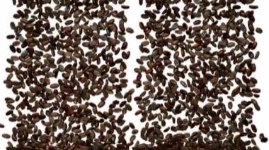 Çerçeveyi düzensiz kahve çekirdekleri ile doldurmak.