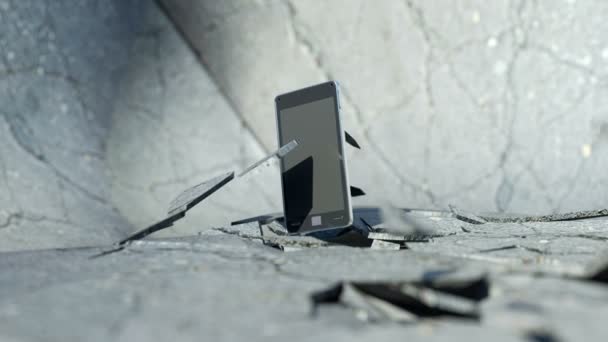 Smartphone fällt um und zertrümmert Betonboden in Zeitlupe. — Stockvideo
