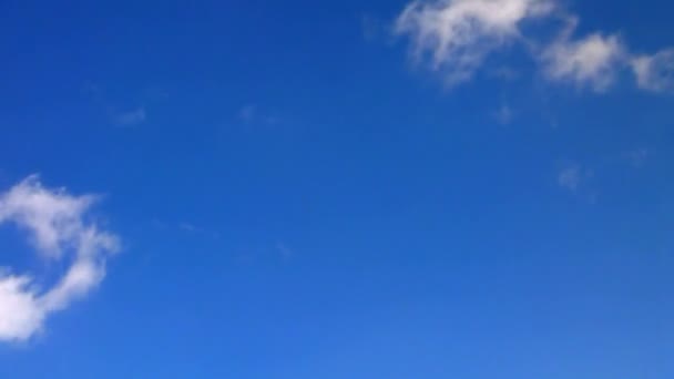 Nubes circulables y cielo azul polarizado . — Vídeos de Stock