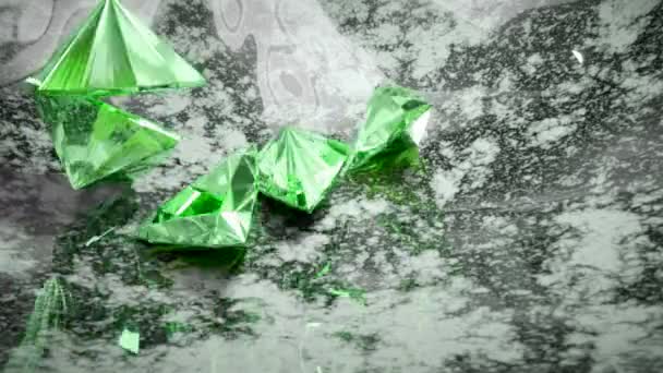 Зеленый триллион срезанных алмазов падает и катится вниз — стоковое видео