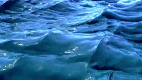 Oceaan: blauwe water rimpelingen en golven met slow motion — Stockvideo