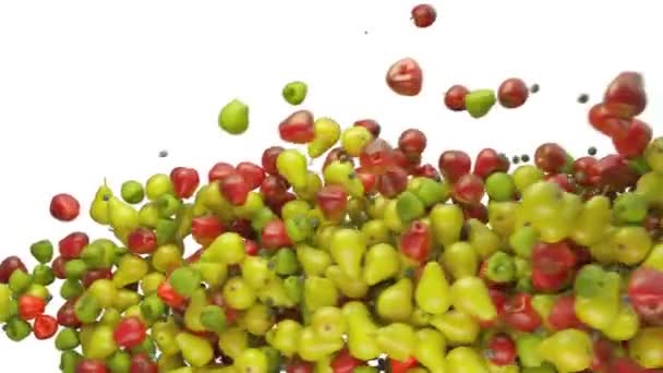 Mix owoców: jabłek i gruszek przepływu z zwolnionym tempie. Alfa matowy — Wideo stockowe