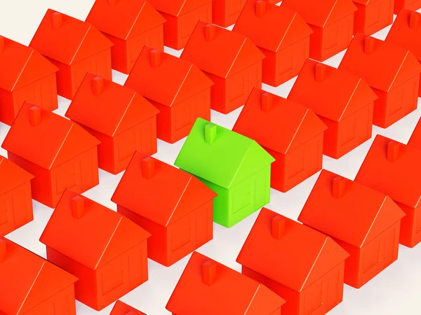 Rechts realty keuze: speciale groen huis onder groep van rood — Stockfoto