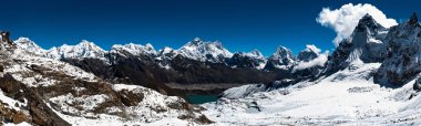 himalaya zirveleri'nın panoramik manzarasını: everest, lhotse, nuptse ve ot