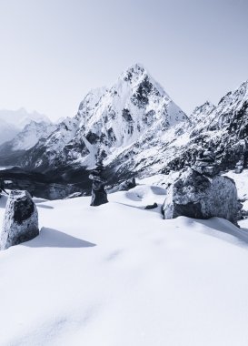 Cho la pas doruklarına şafakta himalaya dağlarında