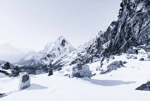 在黎明时积雪覆盖的喜马拉雅山 — 图库照片