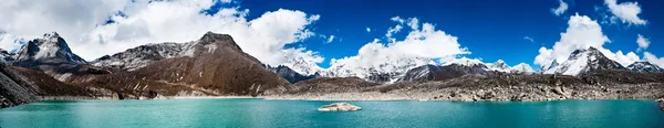 Panorama do Himalaia: lago sagrado perto de Gokyo e do cume do Everest — Fotografia de Stock