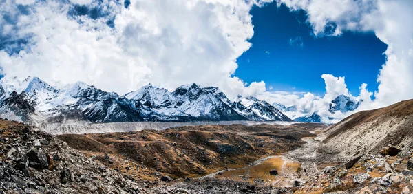 Panoraamanäkymät vuorille huiput ja jäätikkö lähellä Everest ba — kuvapankkivalokuva