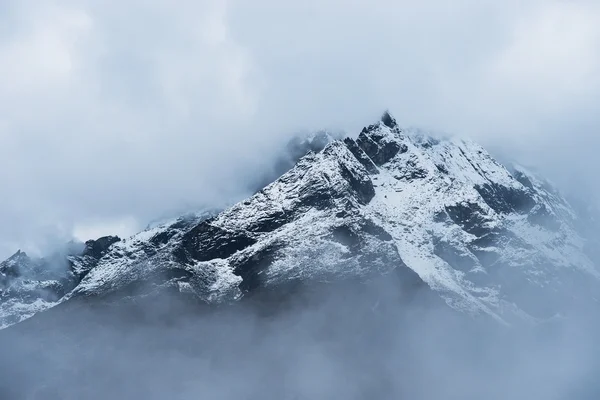 Snowed Mountain peaks hidden in clouds in Himalayas — Stock Photo, Image