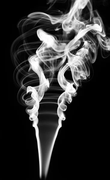 Абстрактный белый дым закручивается на черном — стоковое фото