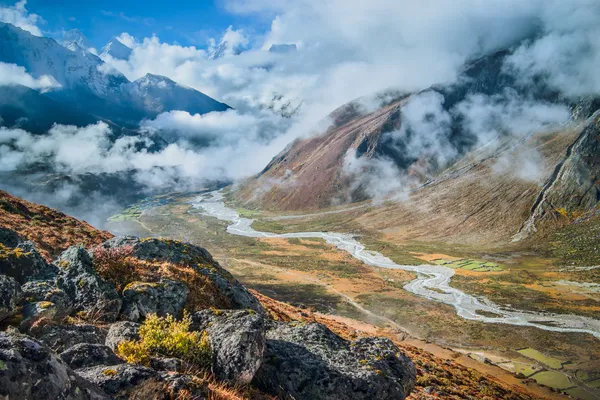 Outono no Himalaia: aldeia e rio no vale — Fotografia de Stock