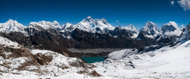 himalaya zirvelerine panoramik görüntüsü: everest, lhotse, nuptse