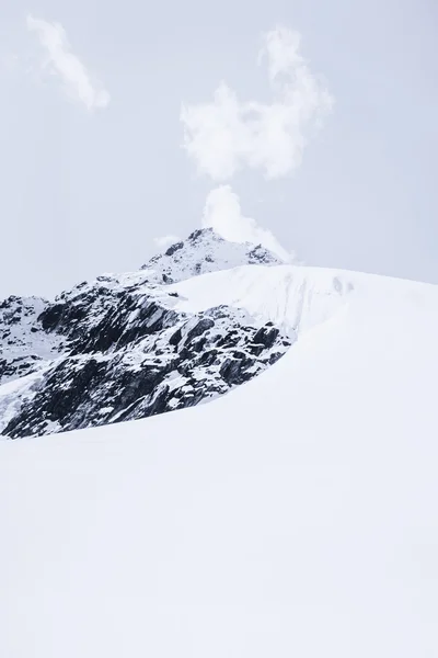 被雪封住的山区问题首脑会议和在喜马拉雅山的岩石 — 图库照片