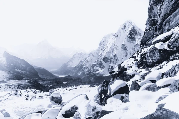 Climber and Cho La pass at daybreak in Himalayas — Stock Photo, Image