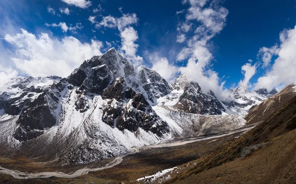 Valle de Pheriche y pico de Cholatse en Himalaya — Foto de Stock