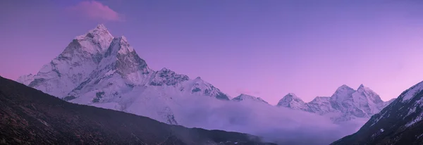 Pico Ama Dablam y puesta de sol púrpura en el Himalaya — Foto de Stock