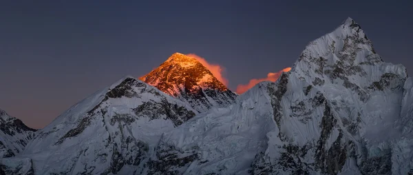 Everest toppmöte panoramautsikt nutpse vid solnedgången — Stockfoto