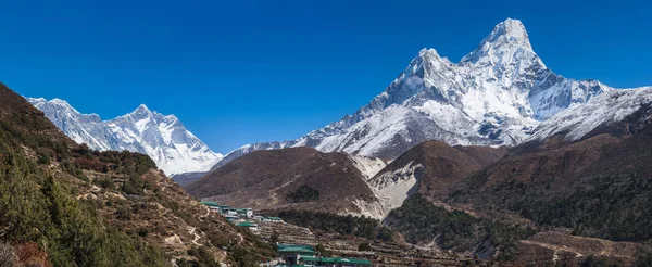 Panoramisch uitzicht van ama dablam, everest en lhotse — Stockfoto