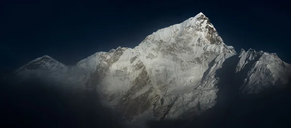 Himalya toppmöten everest och nuptse — Stockfoto