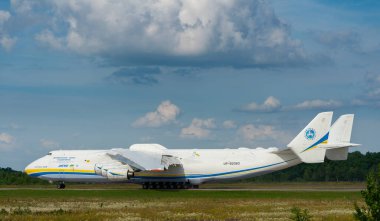 AN-225 Antonov Mriya ticari kargo taşımacılığı yapmak için Kyiv-Antonov-2 Uluslararası Havalimanı 'ndan ayrıldı. AN-225 dünyanın en büyük nakliye uçağıdır. Temmuz 2021
