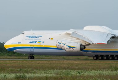 AN-225 Antonov Mriya ticari kargo taşımacılığı yapmak için Kyiv-Antonov-2 Uluslararası Havalimanı 'ndan ayrıldı. AN-225 dünyanın en büyük nakliye uçağıdır. Haziran 2021