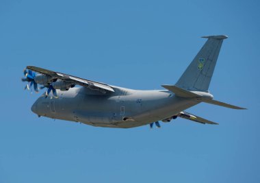 Antonov An-70, dört motorlu orta menzilli nakliye uçağı ve sadece pervane motorlarıyla çalışan ilk uçak. Ukrayna 'nın Bağımsızlık Günü geçit töreni provası. Ağustos 2021