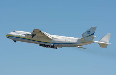AN-225 Antonov Mriya ticari kargo taşımacılığı yapmak için Kyiv-Antonov-2 Uluslararası Havalimanı 'ndan ayrıldı. AN-225 dünyanın en büyük nakliye uçağıdır. Ağustos 2021