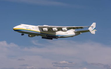 AN-225 Antonov Mriya ticari kargo taşımacılığı yapmak için Kyiv-Antonov-2 Uluslararası Havalimanı 'ndan ayrıldı. AN-225 dünyanın en büyük nakliye uçağıdır. Haziran 2021