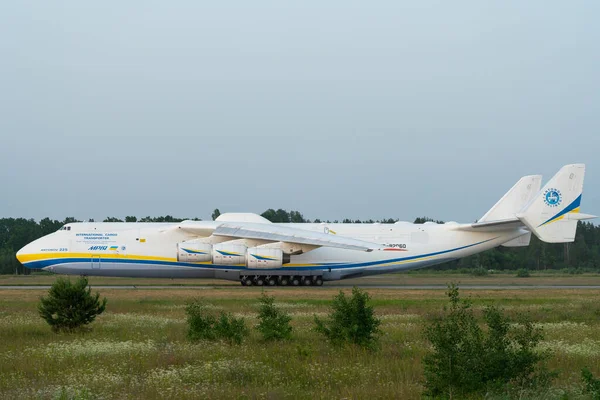 225 Antonov Mriya Avgick Från Den Internationella Flygplatsen Kiev Antonov Stockbild