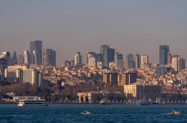 İstanbul şehir manzarası, gökdelenler ve Dolmabahce Sarayı Boğazı manzarası. Mart 2021