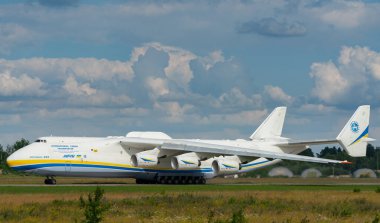 AN-225 Antonov Mriya ticari kargo taşımacılığı yapmak için Kyiv-Antonov-2 Uluslararası Havalimanı 'ndan ayrıldı. AN-225 dünyanın en büyük nakliye uçağıdır. Temmuz 2021