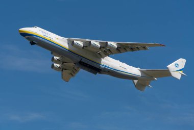 AN-225 Antonov Mriya ticari kargo taşımacılığı yapmak için Kyiv-Antonov-2 Uluslararası Havalimanı 'ndan ayrıldı. AN-225 dünyanın en büyük nakliye uçağıdır. Haziran 2021