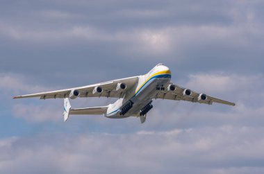 AN-225 Antonov Mriya ticari kargo taşımacılığı yapmak için Kyiv-Antonov-2 Uluslararası Havalimanı 'ndan ayrıldı. AN-225 dünyanın en büyük nakliye uçağıdır. Haziran 2021