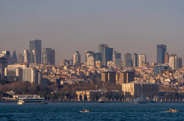 İstanbul şehir manzarası, gökdelenler ve Dolmabahce Sarayı Boğazı manzarası. Mart 2021