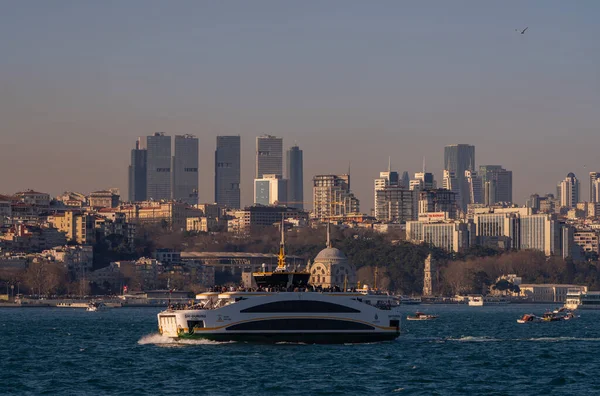 İstanbul şehir manzarası, gökdelenler ve Dolmabahce Sarayı Boğazı manzarası. Mart 2021