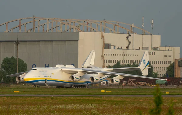 225 Antonov Mriya Avgick Från Den Internationella Flygplatsen Kiev Antonov Stockbild