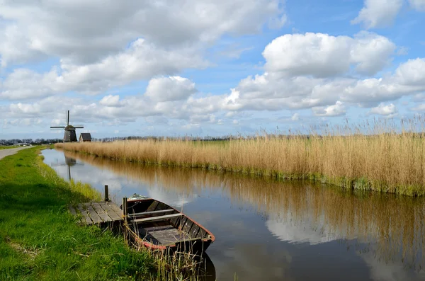 Stará loď v příkopu v Holandsku — Stock fotografie