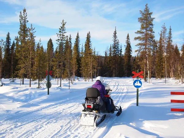 Persona en una moto de nieve — Foto de Stock