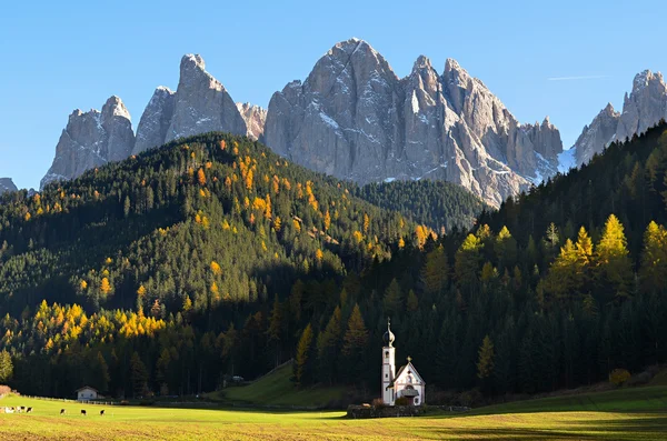 Dolomitas iglesia de montaña — Foto de Stock