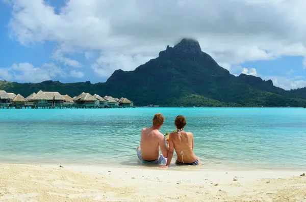 Romantické líbánky pár na bora bora — Stock fotografie