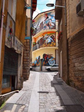 orgosolo duvar resimleri ile sokak görünümü